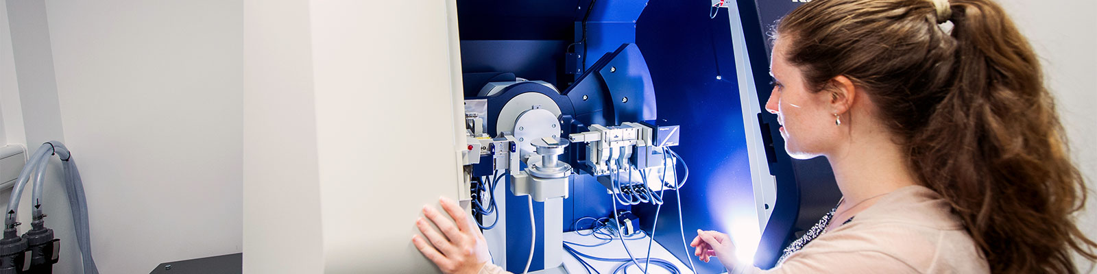 An academic using an x-ray diffractor